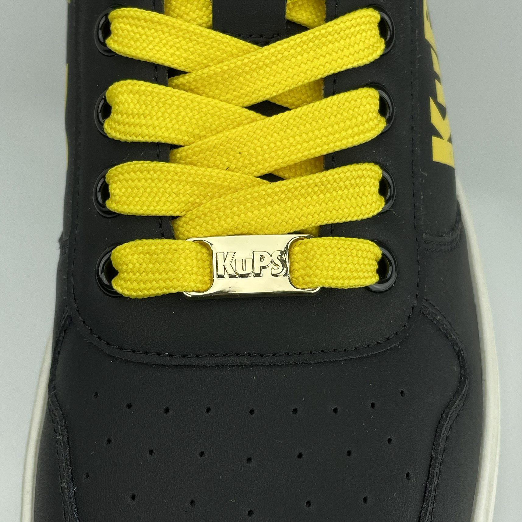 IMG_2931 KuPS kultainen kenkäkoru - Image 1